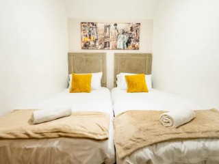 4 Bedroom House | Sleeps 12 thumbnail