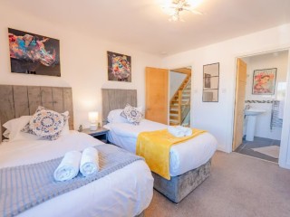 20 Sleeper House With Hot Tub thumbnail