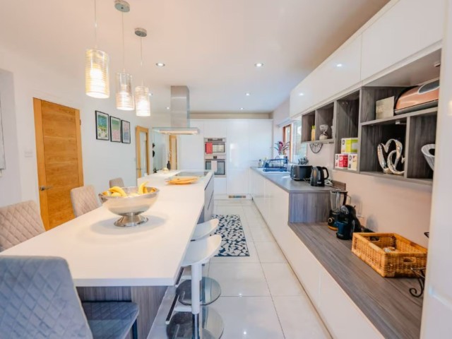 20 Sleeper House With Hot Tub image