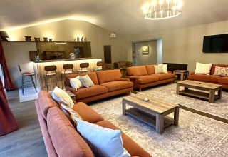 TyneView Estate | The Farmhouse With Hot Tub, Games Room & Bar - Sleeps 18