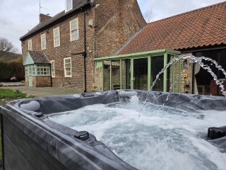 TyneView Estate | The Farmhouse With Hot Tub, Games Room & Bar - Sleeps 18 thumbnail