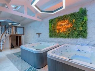 Harrogate 31 Sleeper House with 2 Hot Tubs, Steam Room thumbnail