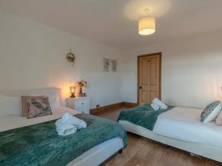 Harrogate 31 Sleeper House with 2 Hot Tubs, Steam Room thumbnail