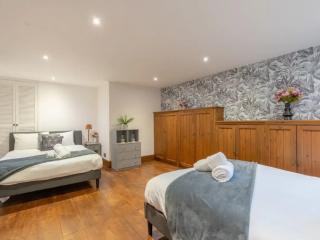 Harrogate 31 Sleeper House with 2 Hot Tubs, Steam Room thumbnail