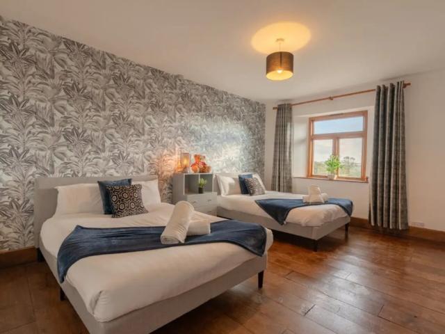 Harrogate 31 Sleeper House with 2 Hot Tubs, Steam Room image