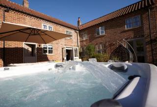 9 Sleeper Cottage with Hot Tub