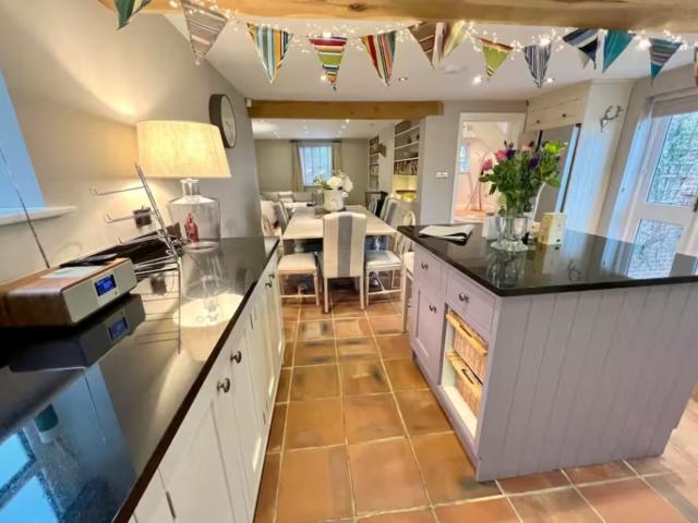 9 Sleeper Cottage with Hot Tub image