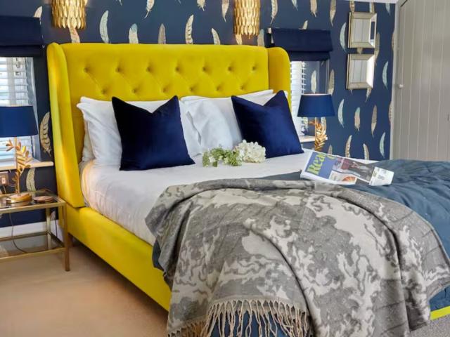 9 Sleeper Cottage with Hot Tub image