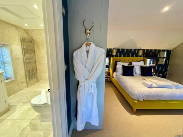 9 Sleeper Cottage with Hot Tub image