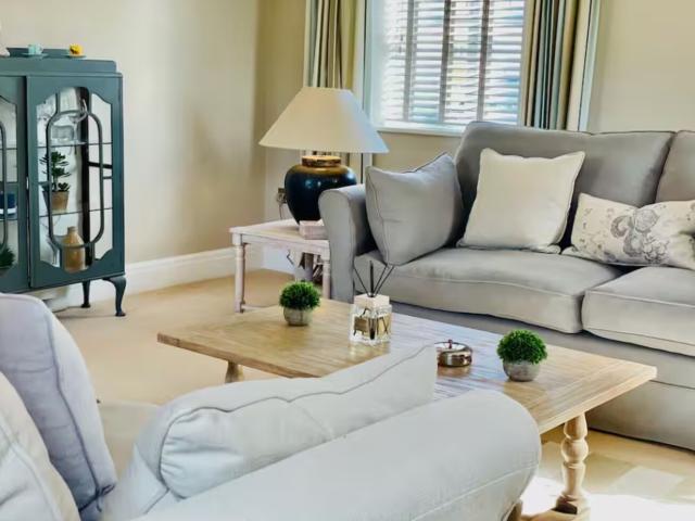 9 Sleeper Cottage with Hot Tub image