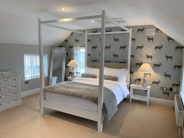 9 Sleeper Cottage with Hot Tub image