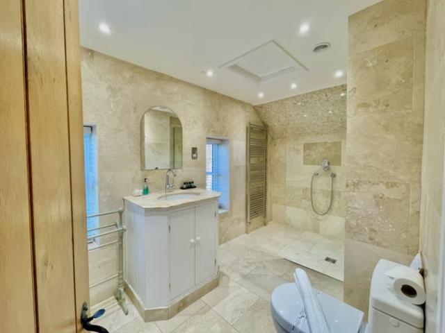 9 Sleeper Cottage with Hot Tub image