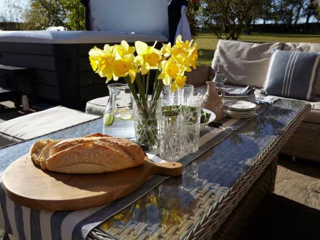 9 Sleeper Cottage with Hot Tub image