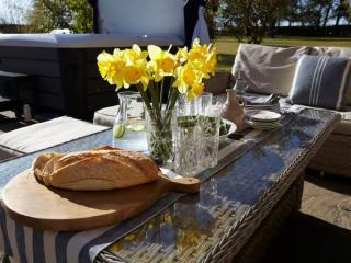 9 Sleeper Cottage with Hot Tub thumbnail