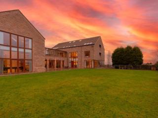 Lancashire 32 Sleeper Mansion With Indoor Pool, Spa & Cinema thumbnail