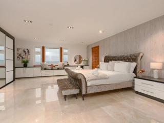 Lancashire 32 Sleeper Mansion With Indoor Pool, Spa & Cinema thumbnail