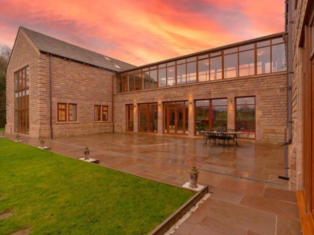 Lancashire 32 Sleeper Mansion With Indoor Pool, Spa & Cinema image