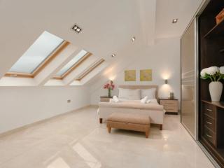 Lancashire 32 Sleeper Mansion With Indoor Pool, Spa & Cinema thumbnail