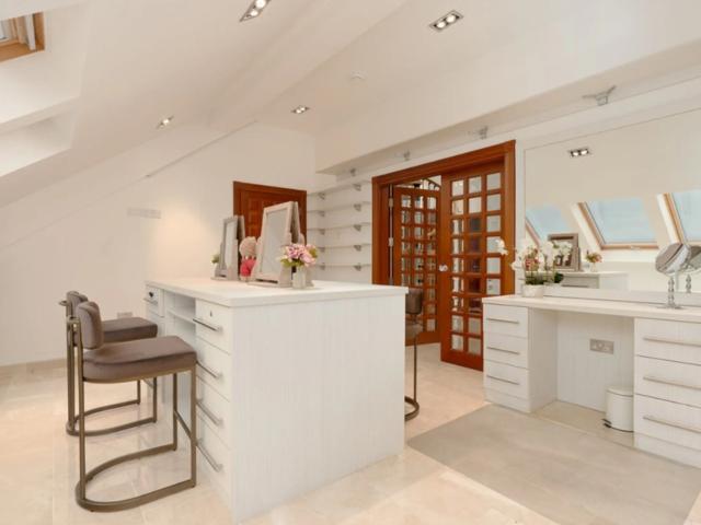 Lancashire 32 Sleeper Mansion With Indoor Pool, Spa & Cinema image