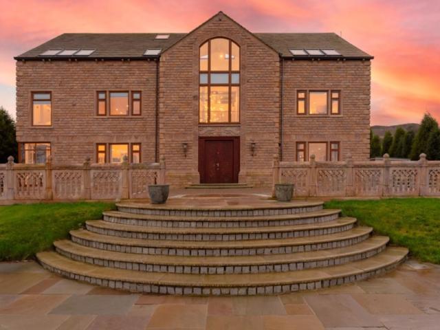 Lancashire 32 Sleeper Mansion With Indoor Pool, Spa & Cinema image