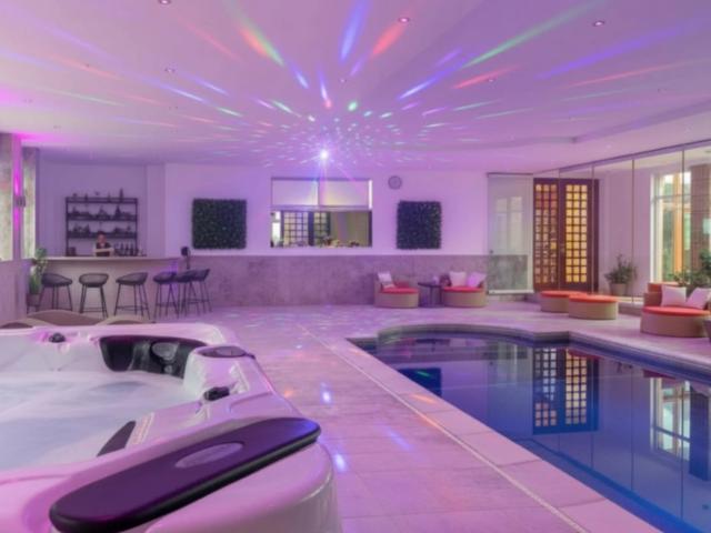 Lancashire 32 Sleeper Mansion With Indoor Pool, Spa & Cinema image