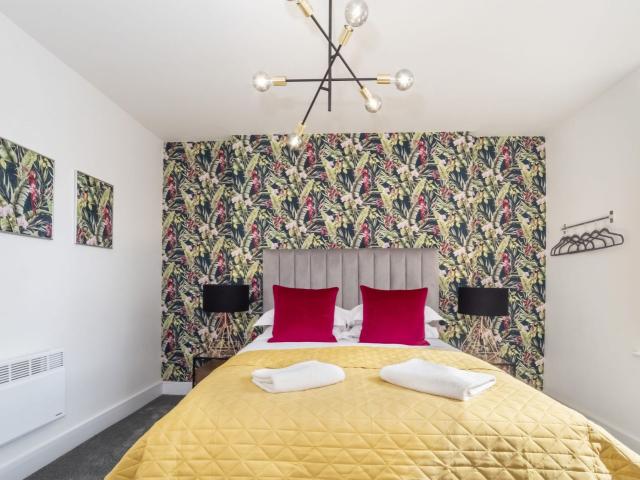 York | 20 Sleeper Large Party House image