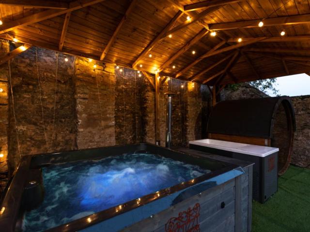 Lake District 16 Sleeper House With Hot Tub image