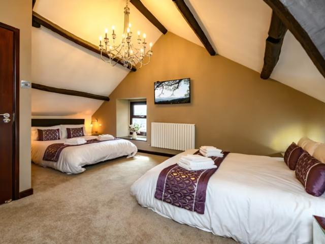 Lake District 16 Sleeper House With Hot Tub image