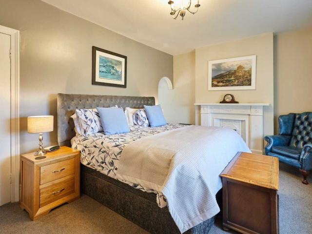 6 Bedroom House | Sleeps 12 image