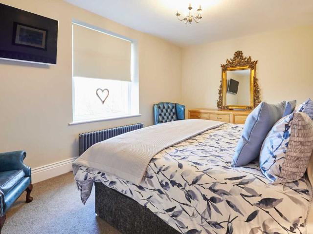 6 Bedroom House | Sleeps 12 image