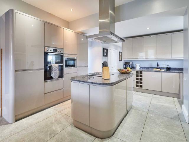 6 Bedroom House | Sleeps 12 image