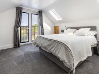 Yorkshire Stunning Property with Pool | Sleeps 16 thumbnail