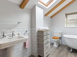 Yorkshire Stunning Property with Pool | Sleeps 16 thumbnail