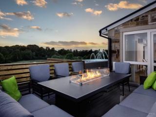 Lancashire House Sleeps 10 | Swim Spa, Hot Tub and Pool Table thumbnail
