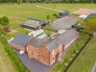 Yorkshire Stunning Property with Pool | Sleeps 16 thumbnail