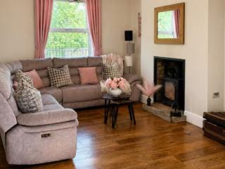 Yorkshire Stunning Property with Pool | Sleeps 16 thumbnail
