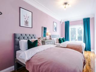 Headingley House | Sleeps 13 thumbnail