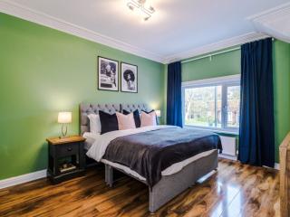 Headingley House | Sleeps 13 thumbnail