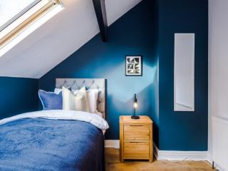 Headingley House | Sleeps 13 thumbnail