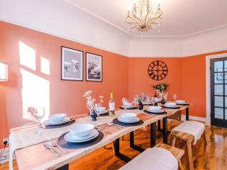 Headingley House | Sleeps 13 thumbnail