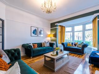Headingley House | Sleeps 13 thumbnail