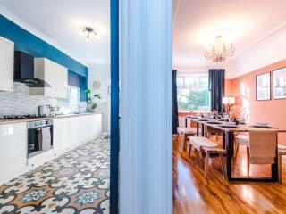 Headingley House | Sleeps 13 thumbnail