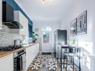 Headingley House | Sleeps 13 thumbnail