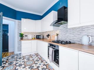 Headingley House | Sleeps 13 thumbnail