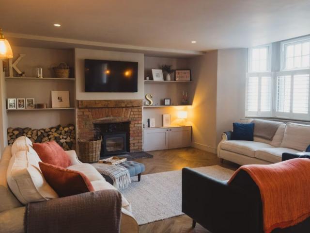 14 Sleeper House with underground bar, cinema room & hot tub image