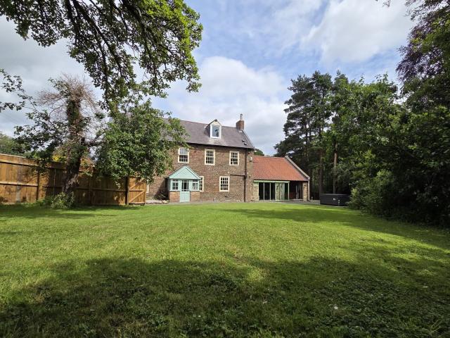 TyneView Estate | The Farmhouse With Hot Tub, Games Room & Bar - Sleeps 18 image