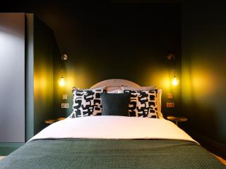 M One Apartments | Gatsby Sleeps 14 thumbnail