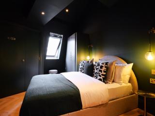 M One Apartments | Gatsby Sleeps 14 thumbnail