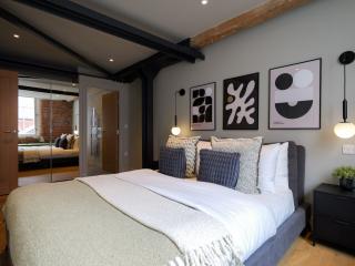 Umbrella Apartments | Depot Sleeps 12 thumbnail