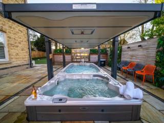 Yorkshire Luxury 7 Bedroom Manor with Hot Tub and Steam Room | Sleeps 16 thumbnail
